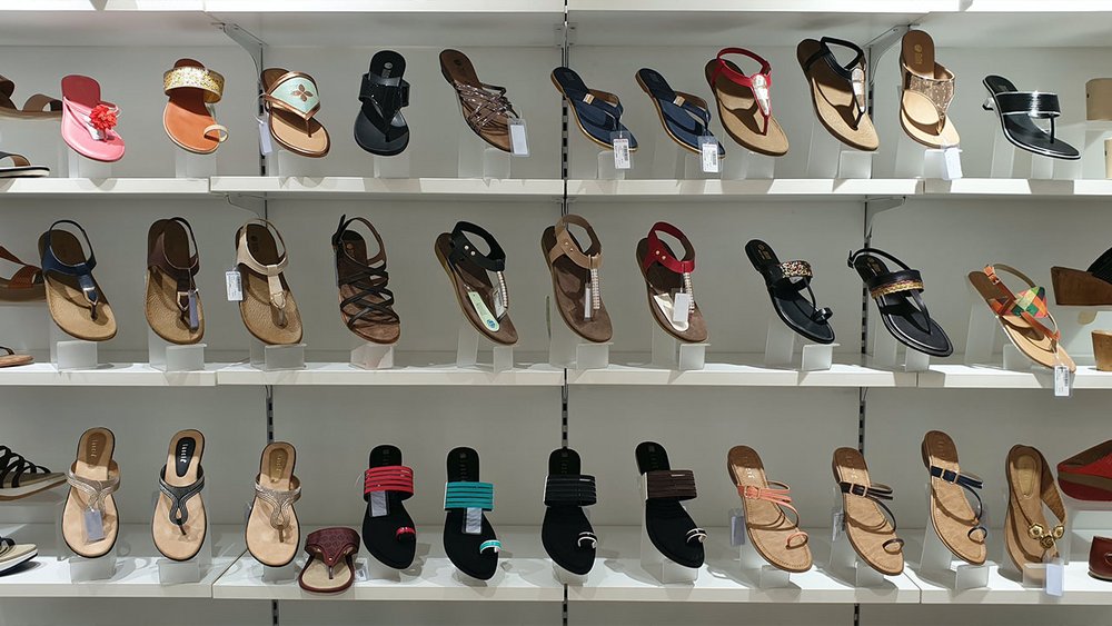Schuhe im Regal
