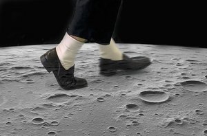 Beine mit schwarzen Schuhen und weißen Socken, die einen Moonwalk-Tanzschritt auf einer Mondoberfläche ausführen.