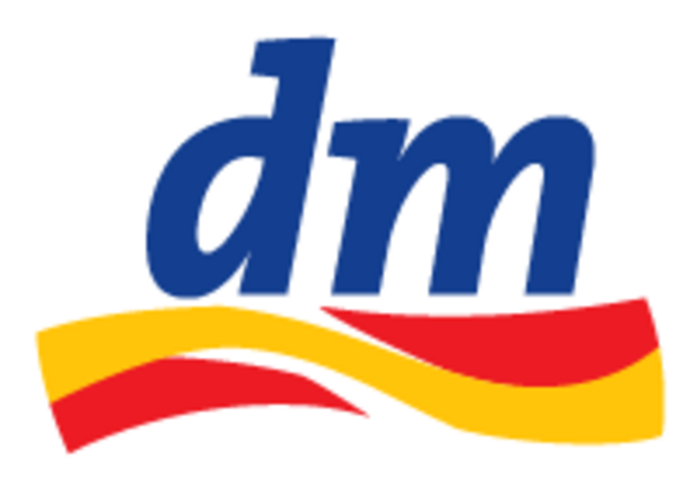 Das Bild zeigt das Logo der Drogeriekette "dm". Es besteht aus den blauen Buchstaben "dm" über einem wellenförmigen Band in den Farben Gelb und Rot.
